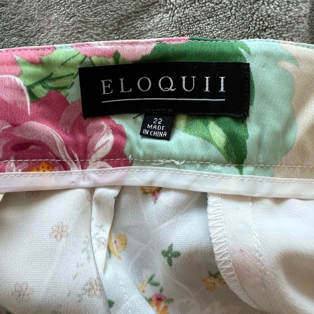 Pleat Front Floral Satin Short w/pockets (NWOT) - Picture 3 of 8